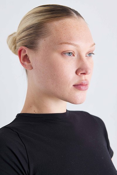High-resolution model digitals in NYC for agency submissions and branding.