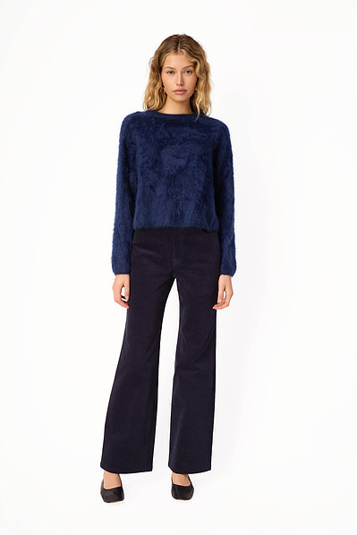 NYC-based photographer capturing clean ecommerce images for women’s fashion.