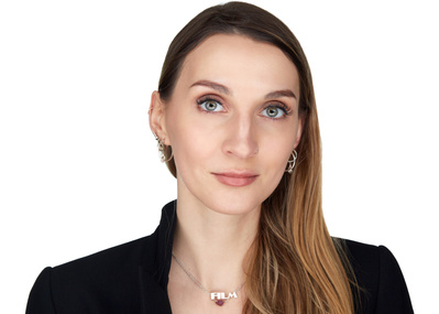 Make a statement with our contemporary corporate headshots in the vibrant streets of NYC.