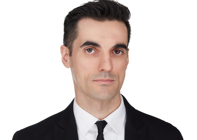Put your best face forward in the business capital of the world with our corporate headshot sessions in NYC.