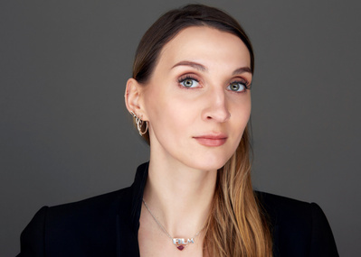 Elevate your LinkedIn profile with our professional headshot photography services in New York City.