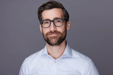 Corporate LinkedIn headshots in NYC for professionals across all industries.