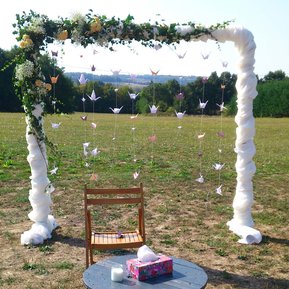 arche fleurie mariage décoration extérieure gypsophil oeillet