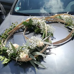 décoration de voiture fleurs anneaux entrelacés gypsophile rose eucalyptus