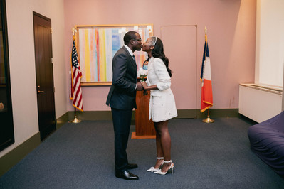 Dreaming of a relaxed yet stylish wedding? Manhattan City Hall weddings offer just that! We love capturing the unique energy and personal touches of your downtown celebration.