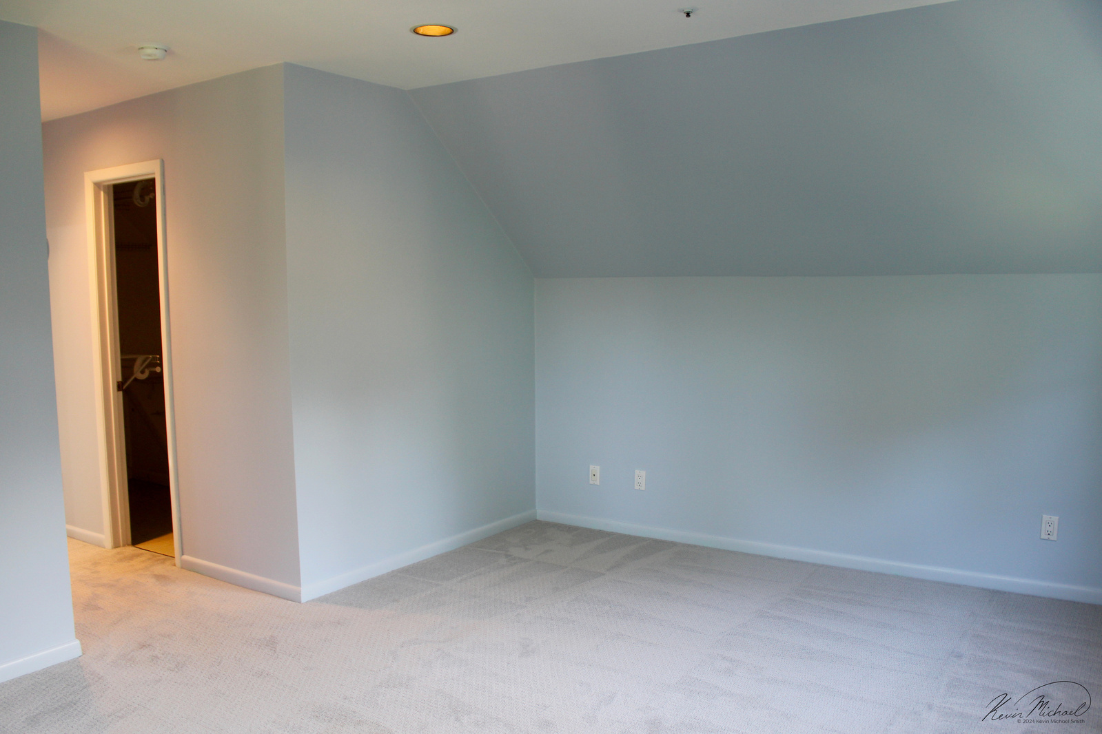 Real Estate Photography, in Westchester County, New York by Vermont-based Artist & Photographer, Kevin Michael Smith. photo of bedroom with two windows and natural light, with walk-in closet.
Rutland Photographer.
