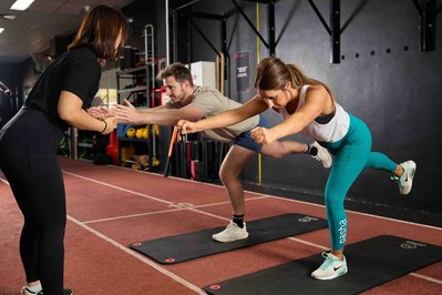gym members exercising together 