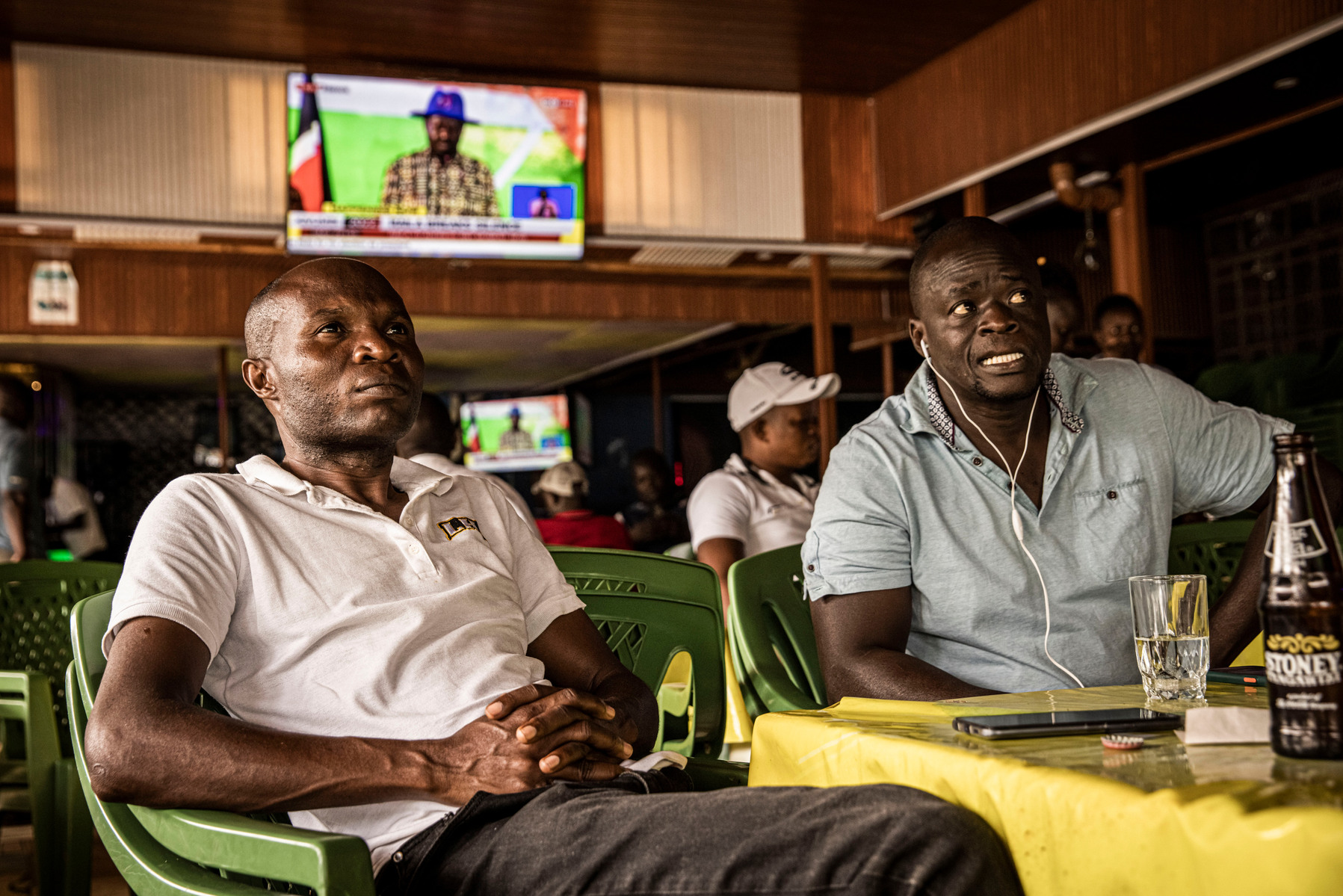 KISUMU, KENYA - AUGUST 16: People watch a live broadcast of a press conference of Kenya's defeated presidential candidate Raila Odinga on a television in a bar in Kisumu on August 16, 2022 in Kisumu, Kenya. Raila Odinga rejected the results of last week's