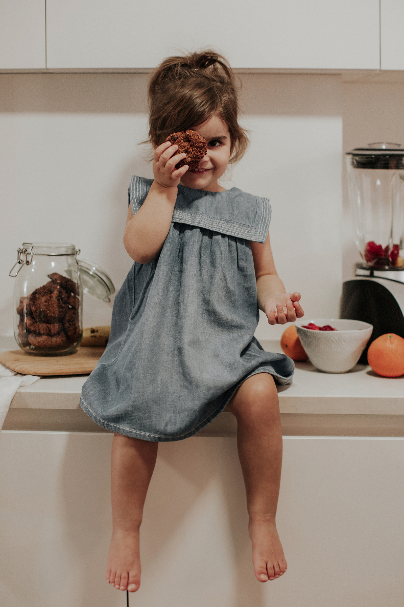 Jessie Kass posa en ¡HOLA! Niños con sus hijos haciendo recetas gluten free (marzo 2018)