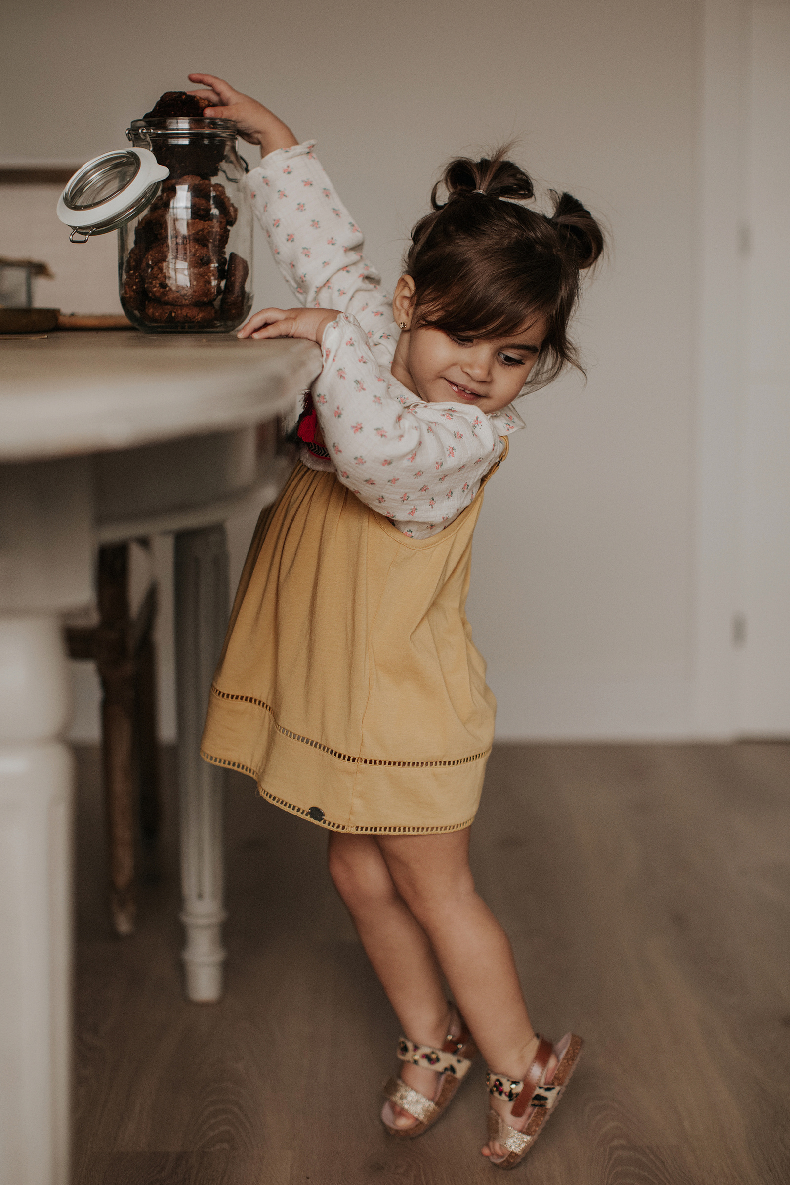 Jessie Kass posa en ¡HOLA! Niños con sus hijos haciendo recetas gluten free (marzo 2018)