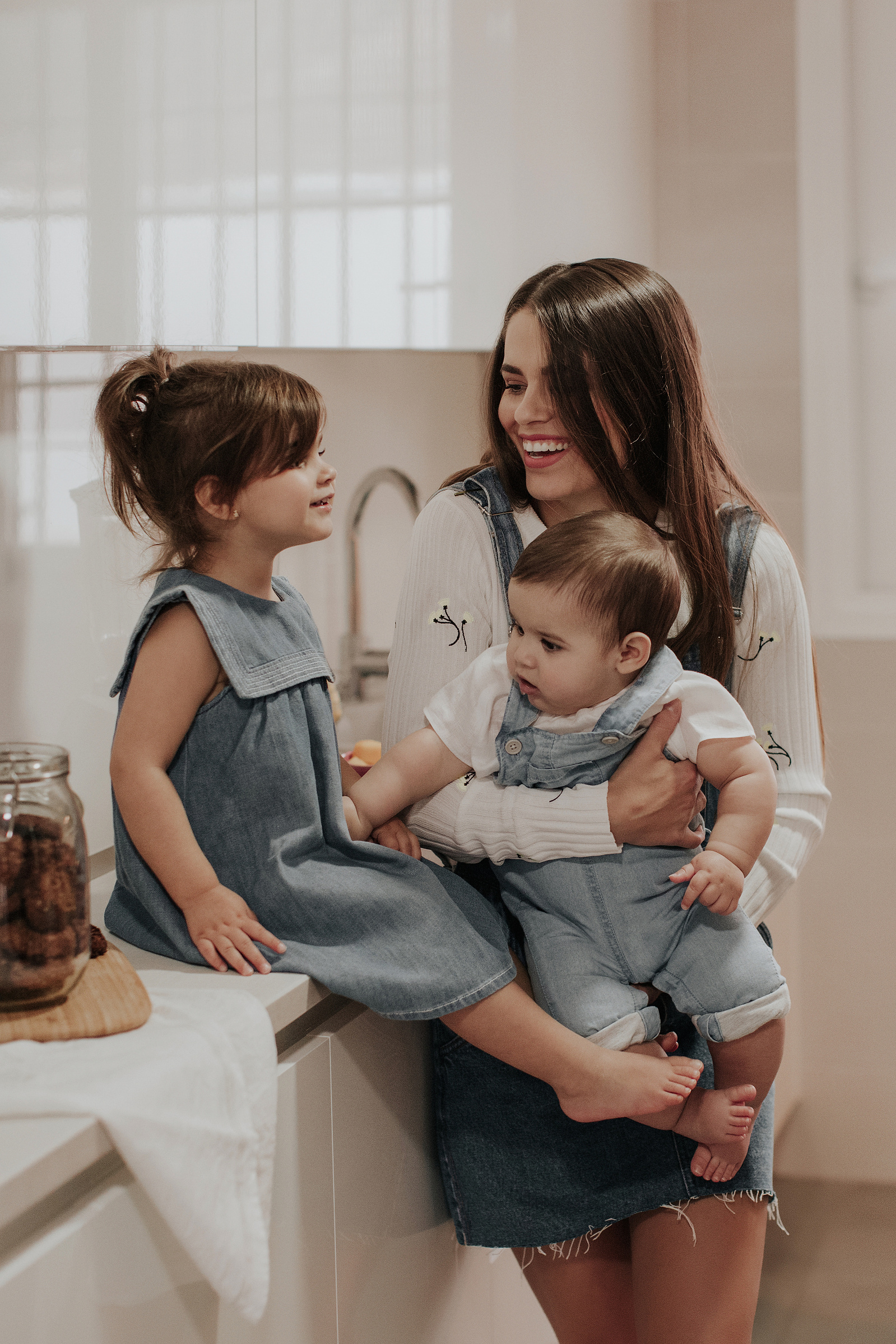 Jessie Kass posa en ¡HOLA! Niños con sus hijos haciendo recetas gluten free (marzo 2018)