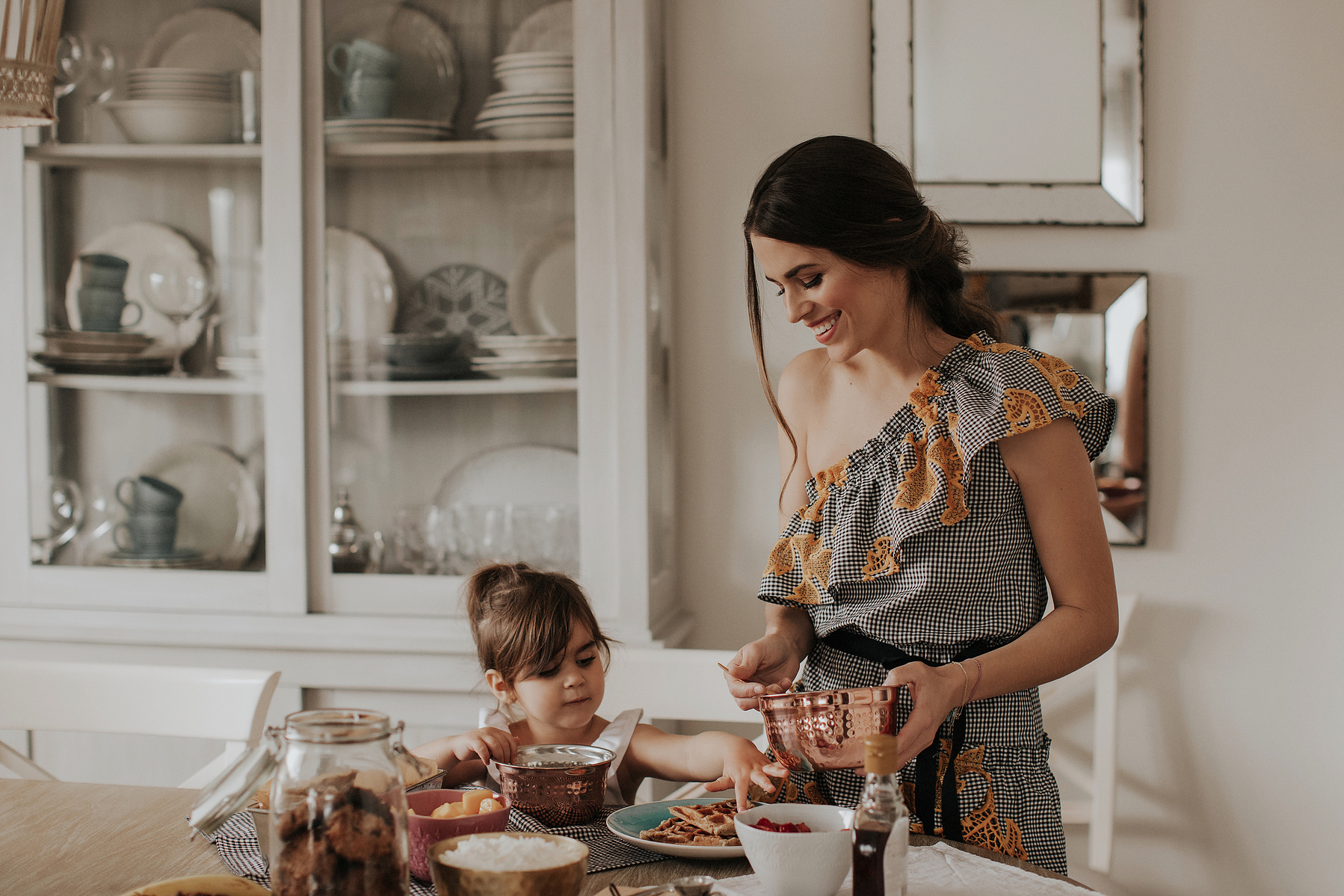 Jessie Kass posa en ¡HOLA! Niños con sus hijos haciendo recetas gluten free (marzo 2018)