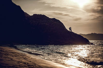 Portrait d'amoureux sur une plage de sable au coucher du soleil.  Franck Boisselier Photographe spécialisé en portrait à Rennes et Betton - www.franckboisselier.com