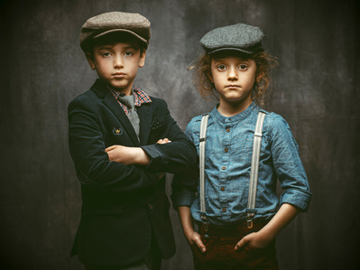 Portraits de 2 enfants habillé en gavroche. Franck Boisselier Photographe spécialisé en portrait à Rennes et Betton - www.franckboisselier.com