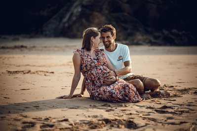 Portrait d'amoureux sur une plage de sable au coucher du soleil.  Franck Boisselier Photographe spécialisé en portrait à Rennes et Betton - www.franckboisselier.com
