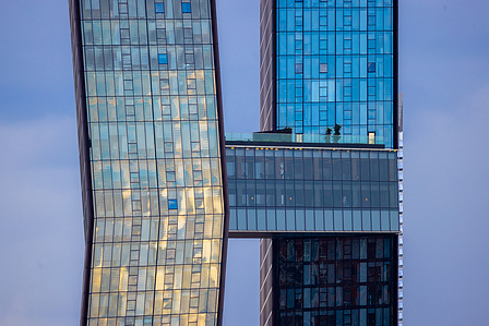 Precision that pierces. 432 Park Avenue stretches skyward from the Manhattan East River bank as a pure geometry of glass. Its slender form and grid of windows echo the city’s vertical ambition.
#StudioBasel #NYC #Architecture #Design #Supertall #Skyline #