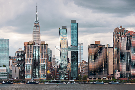 Surfaces that reflect. A detailed shot of the American Copper Buildings’ twin towers highlights their glassy warmth and connecting skybridge. Light plays across bronze-tinted panels — architecture and art in close.
#StudioBasel #NYC #Architecture #DesignD