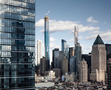Moments that merge. The Lower East Side from Brooklyn: old tenements and new glass towers blend on the horizon. Each rooftop and skyscraper reflects the city’s layered history and dynamic future.
#StudioBasel #NYC #Cityscape #UrbanContrast #ArchitecturePh