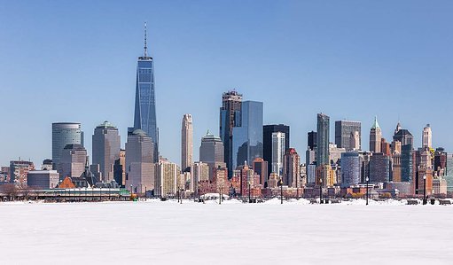 Horizons that unite. The American Copper Buildings rise together over the East River, their copper-green glass forms leaning in unison. A gleaming skybridge binds them, embodying innovation and home.
#StudioBasel #NYC #Architecture #Design #Innovation #Re