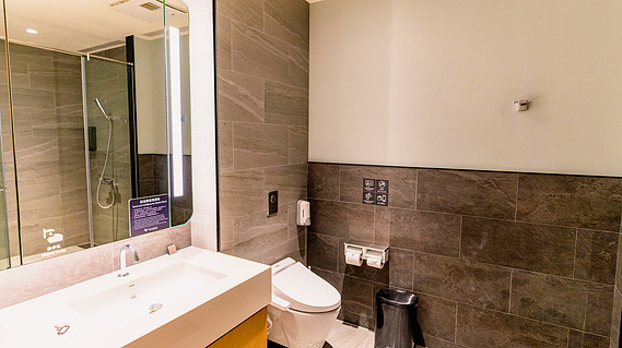 Oriental Club Lounge at TPE Shower Room