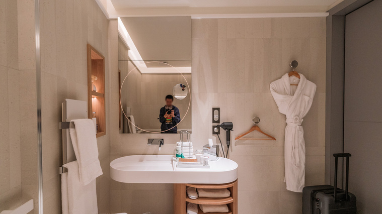 Air France 777-300ER La Première First Class Arrival Lounge Shower Room