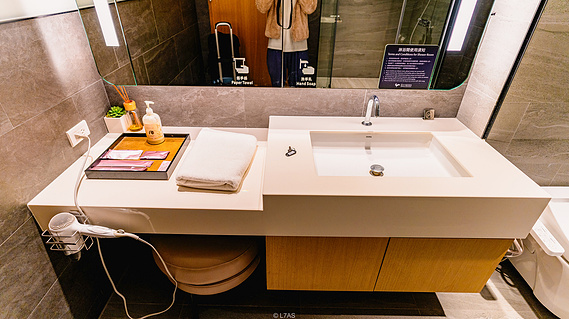 Oriental Club Lounge at TPE Shower Room
