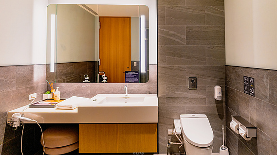 Oriental Club Lounge at TPE Shower Room