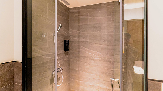 Oriental Club Lounge at TPE Shower Room