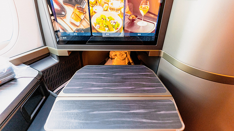 STARLUX A350-900 Business Class Seat Tray Table
