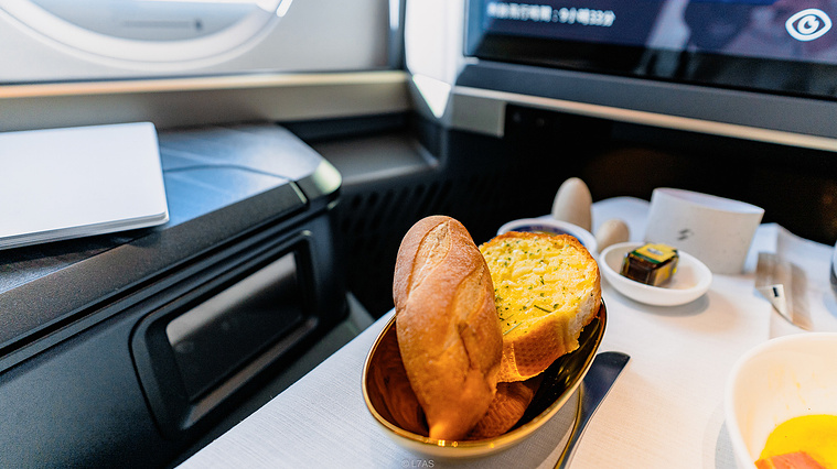 STARLUX A350-900 Business Class Bread