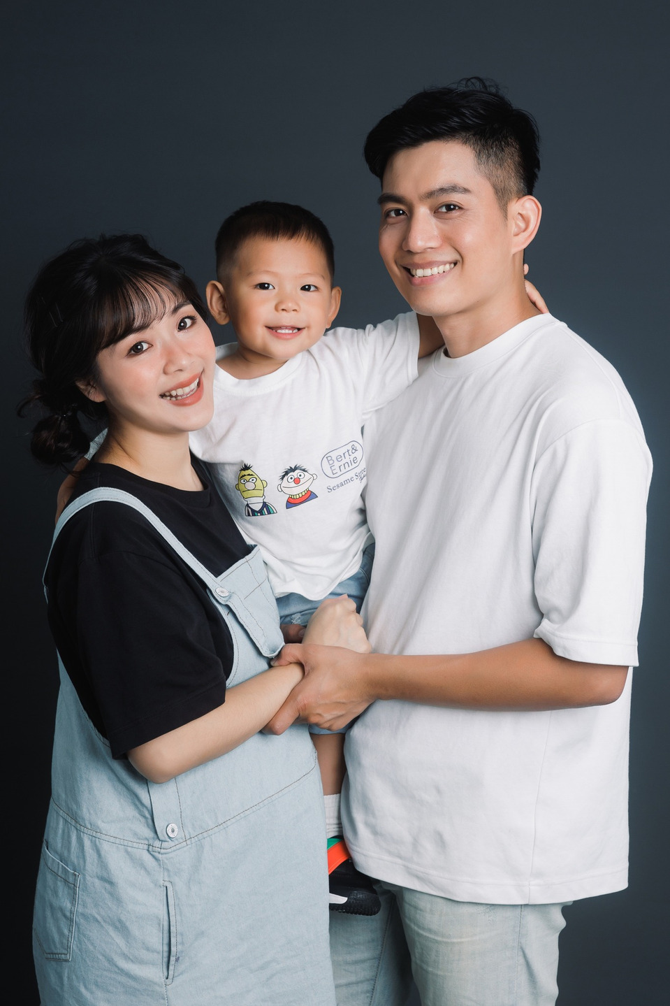 一家三口 全家福 可愛的小男孩 孕媽咪