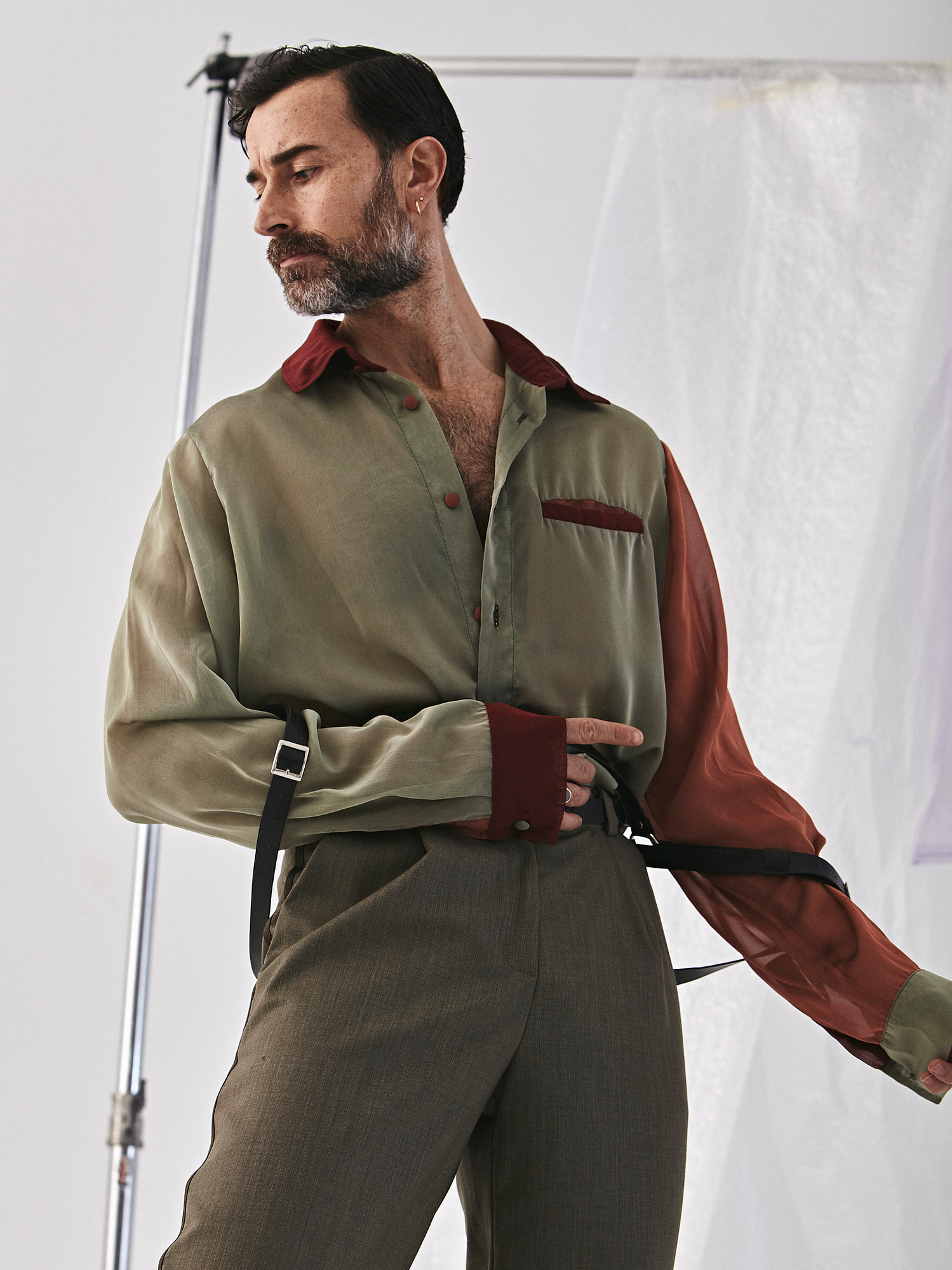 Photo: @charlycalderon
Styling and creative direction: @pattycereijo @gemamartim
Model: @javierlozoia
Muah: @almudena_garcia_
@estudiocayena, #editorial #stilyst #estilista #men #man #fashion #moda #estudiocayena #color