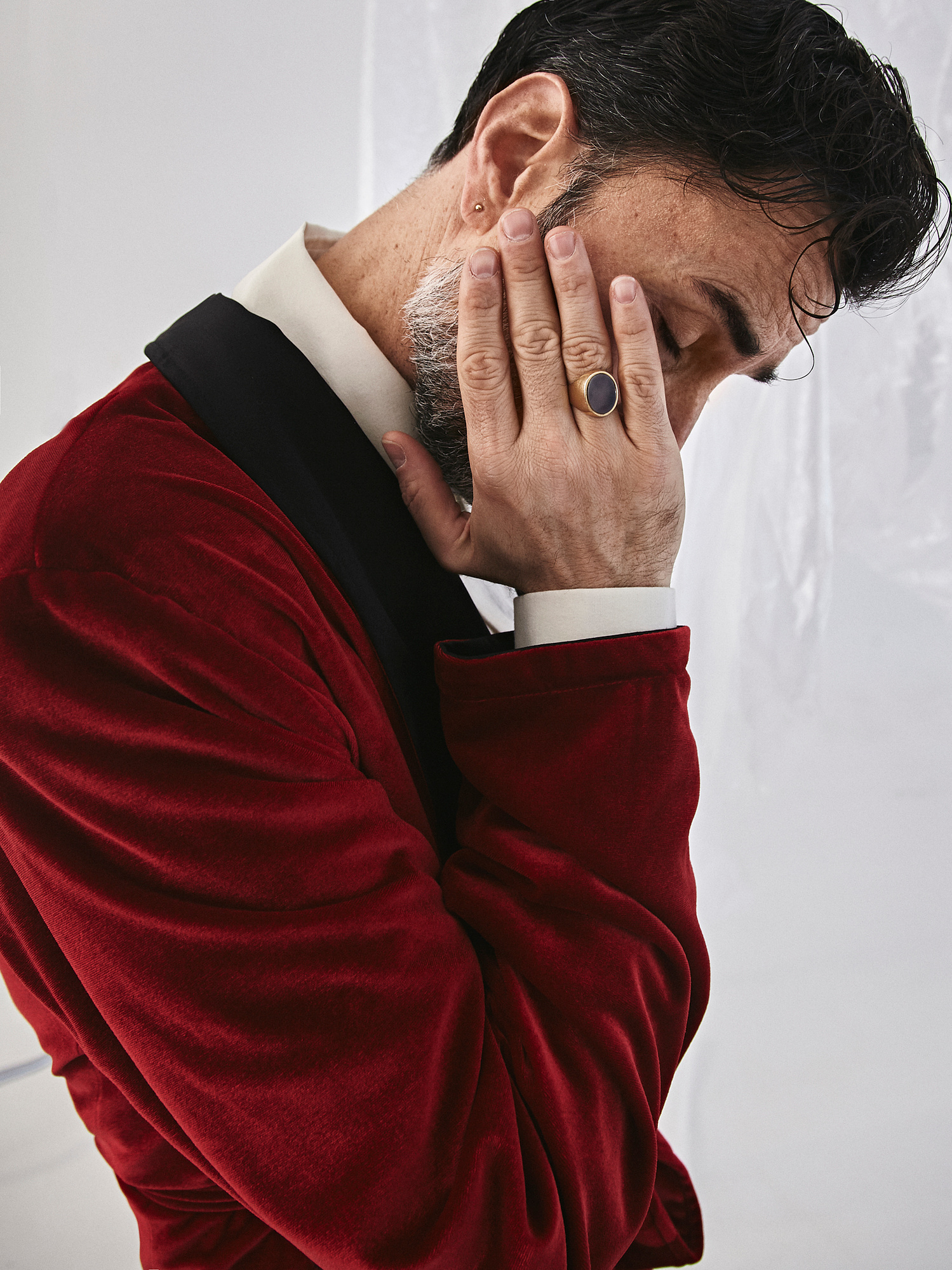 Photo: @charlycalderon
Styling and creative direction: @pattycereijo @gemamartim
Model: @javierlozoia
Muah: @almudena_garcia_
@estudiocayena, #editorial #stilyst #estilista #men #man #fashion #moda #estudiocayena #color