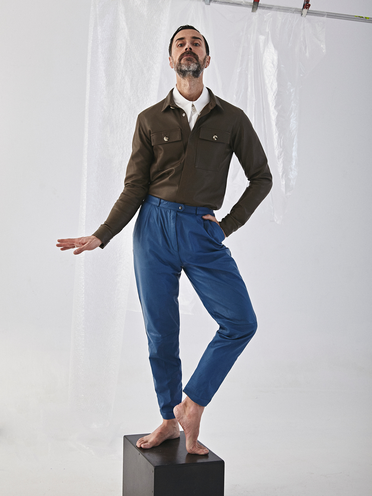 Photo: @charlycalderon
Styling and creative direction: @pattycereijo @gemamartim
Model: @javierlozoia
Muah: @almudena_garcia_
@estudiocayena, #editorial #stilyst #estilista #men #man #fashion #moda #estudiocayena #color