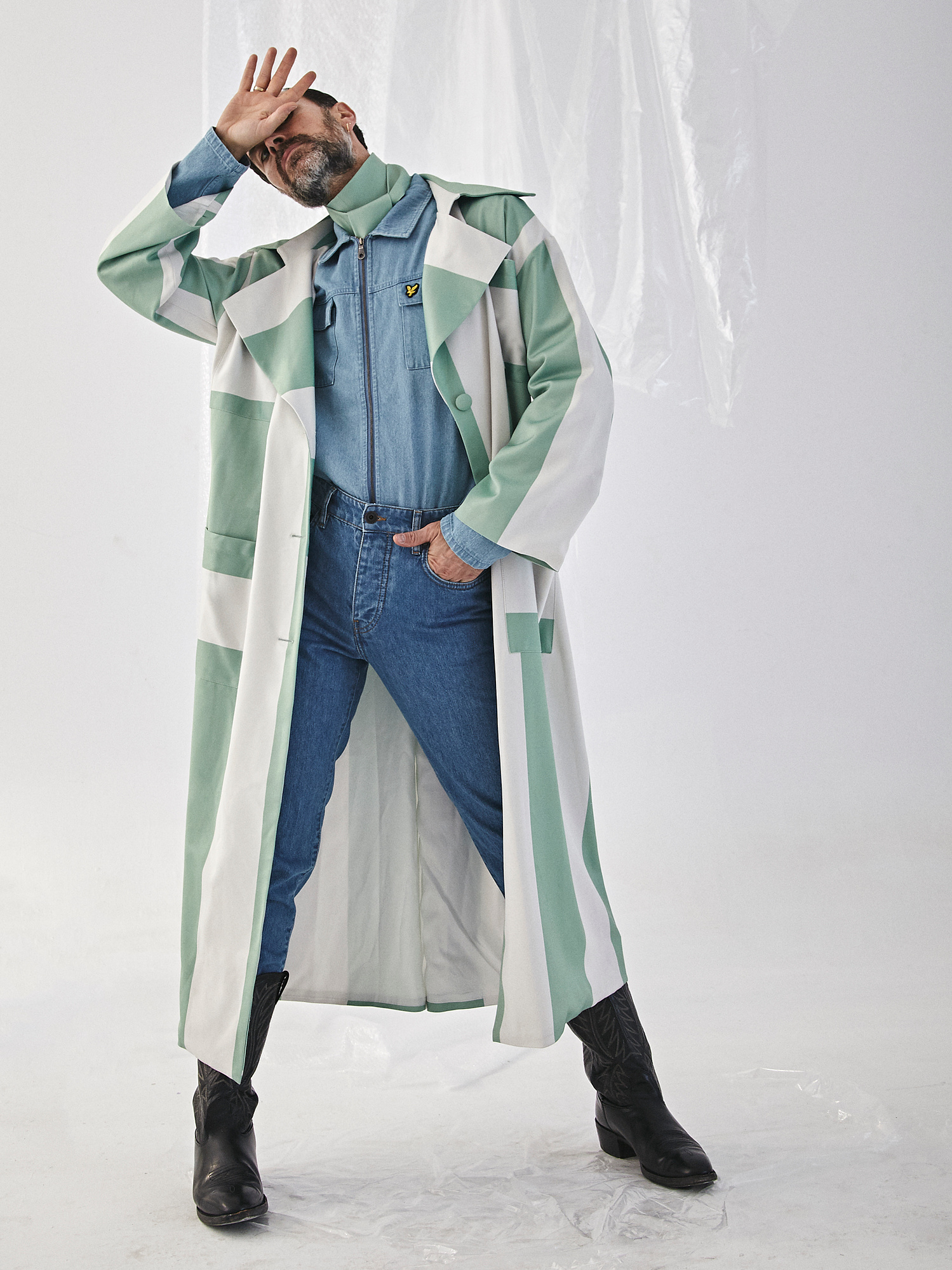 Photo: @charlycalderon
Styling and creative direction: @pattycereijo @gemamartim
Model: @javierlozoia
Muah: @almudena_garcia_
@estudiocayena, #editorial #stilyst #estilista #men #man #fashion #moda #estudiocayena #color