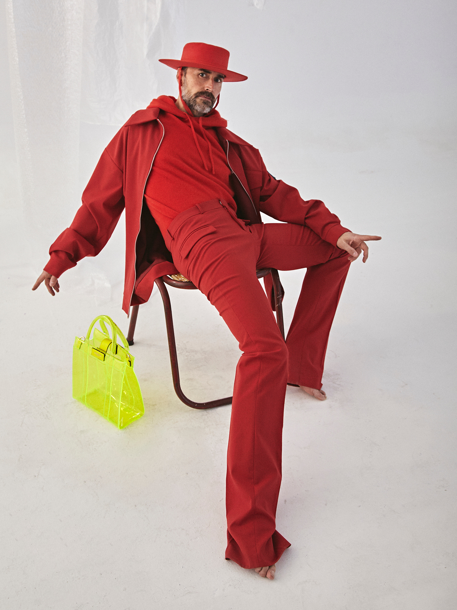 Photo: @charlycalderon
Styling and creative direction: @pattycereijo @gemamartim
Model: @javierlozoia
Muah: @almudena_garcia_
@estudiocayena, #editorial #stilyst #estilista #men #man #fashion #moda #estudiocayena #color