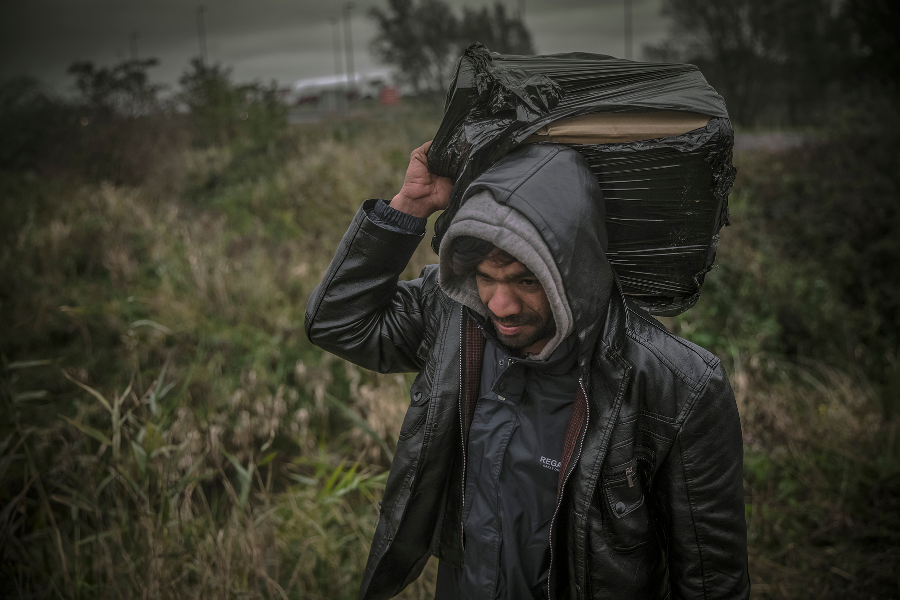 RÉFUGIÉS DANS LE NORD DE LA FRANCE, LA LUTTE À LA VIE DES INVISIBLES, CALAIS - OCTOBRE 30: Photo by Kiran Ridley