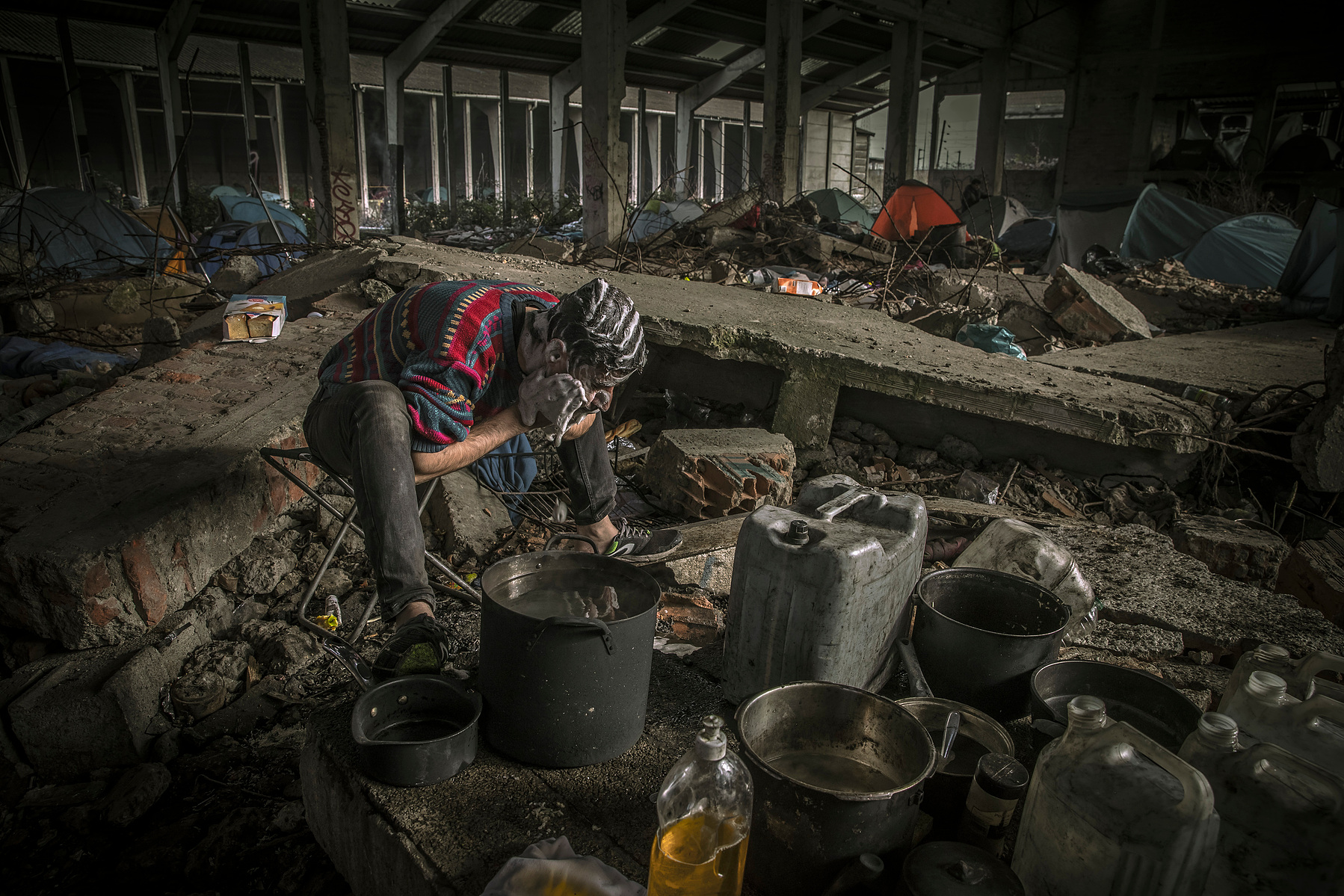 RÉFUGIÉS DANS LE NORD DE LA FRANCE, LA LUTTE À LA VIE DES INVISIBLES, DUNKERQUE - FÉVRIER 11: Photo by Kiran Ridley
