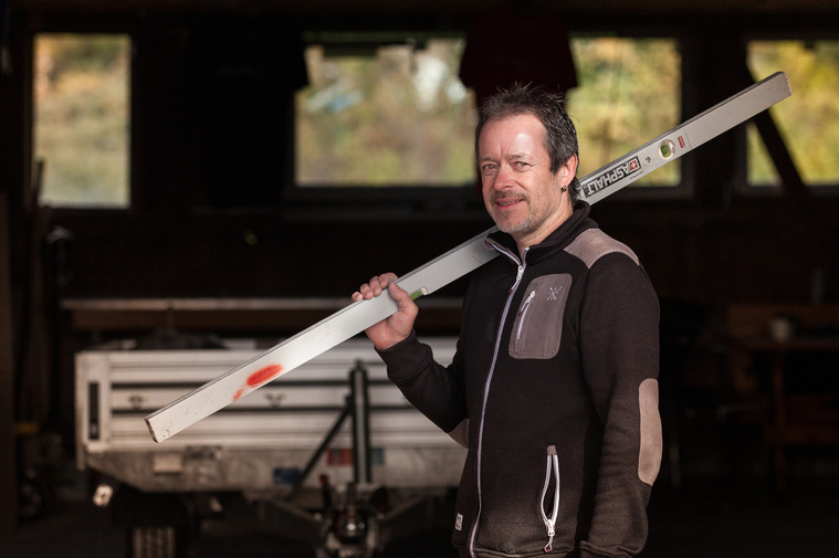 Portraifoto Plattenleger mit Wasserwaage