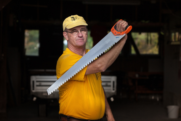 Portraitfoto Maurer mit Säge