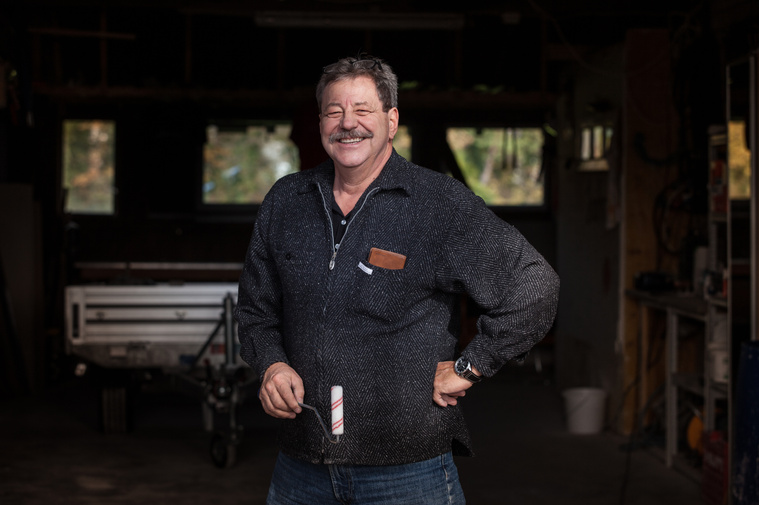 Portraitfoto Handwerker mit Farbrolle