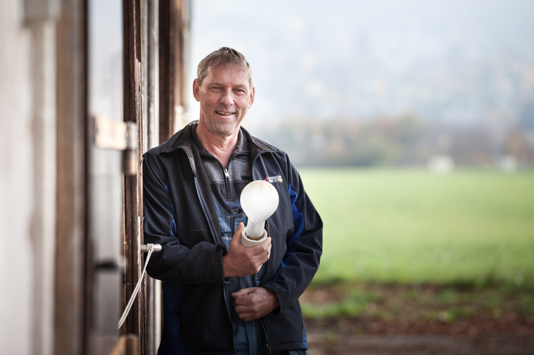 Portraitfoto Elektriker mit Glühbirne