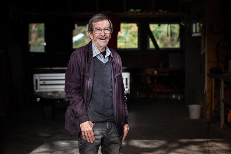 Portraitfoto älterer Mann mit Brille