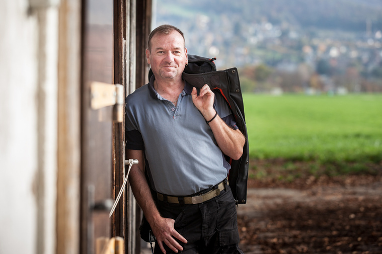 Portraitfoto Mann mit Jacke über den Schultern