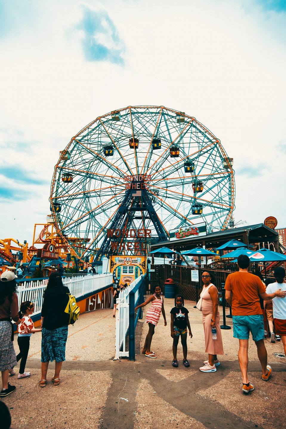 Street photography captured in Coney Island during the Long Island Film Club photo walk by NYC-based female photographer MFFPHOTOGRAPHY.