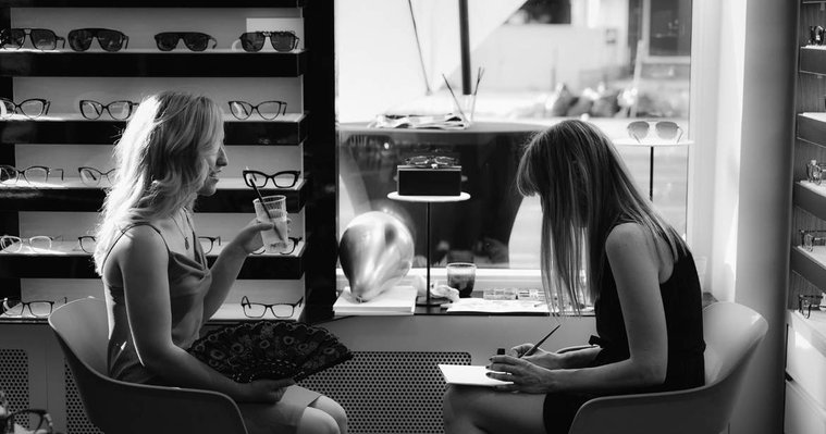 Artist drawing a guest at an opening event for a fashion brand/concept store.
Maya Beus, live event drawing, Europe, Germany, Austria, international artist, France, Vienna, UK, London, live event artist, fashion illustration, wedding illustrator