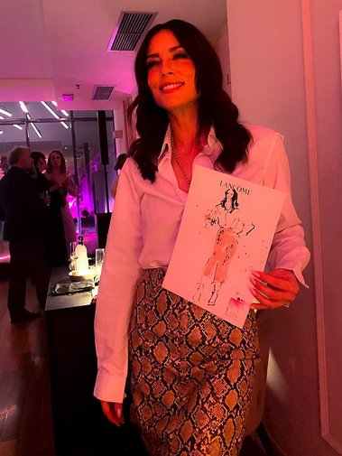 Antonia Stupar at Lancome event holding her personal fashion watercolor portrait
