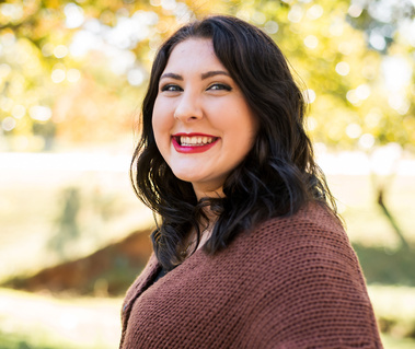 Senior girl stands and smiles brightly at Will Rogers Park in Oklahoma City, Oklahoma at a fall photo mini session by Cheryl Jackson Photography