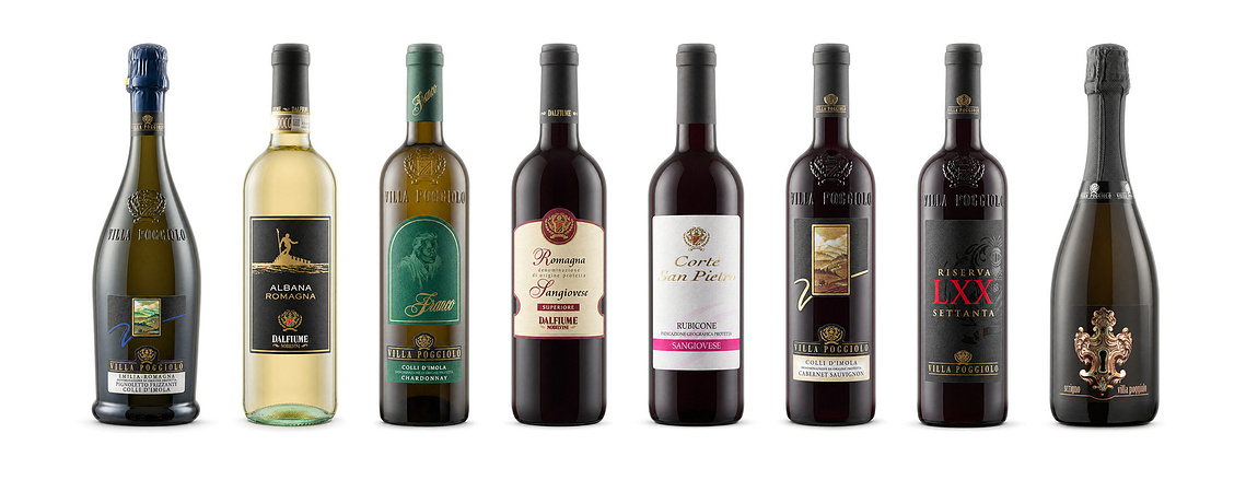 Otto bottiglie di vino Dalfiume Nobilvini allineate su fondo bianco, fotografia ecommerce di Giacomo Maestri a Bologna