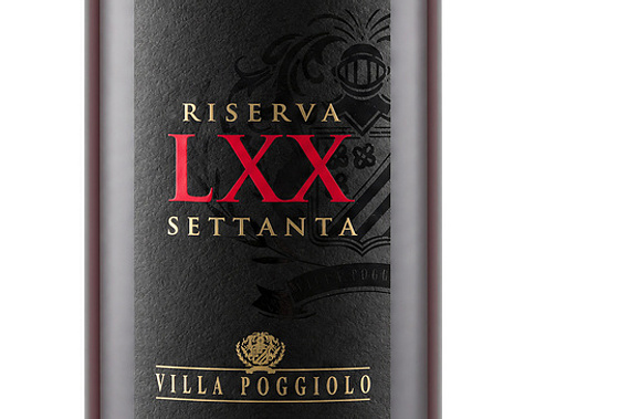 Dettaglio dell'etichetta Riserva LXX Settanta: stemma nero su fondo nero, scritte rosse e oro leggibili
